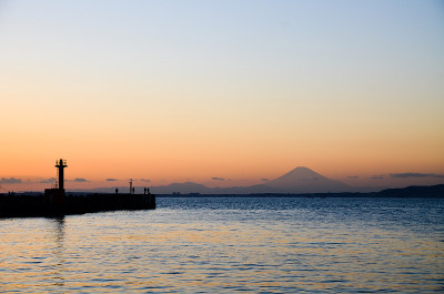 富士山和在防波堤黄昏，金谷港，日本