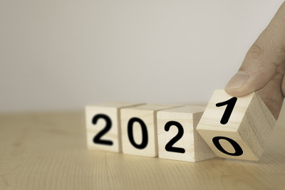 2020年到2021年，用手翻转木块。新年和假日概念。