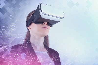 女商人戴着VR眼镜，上网