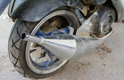 街上的老摩托车