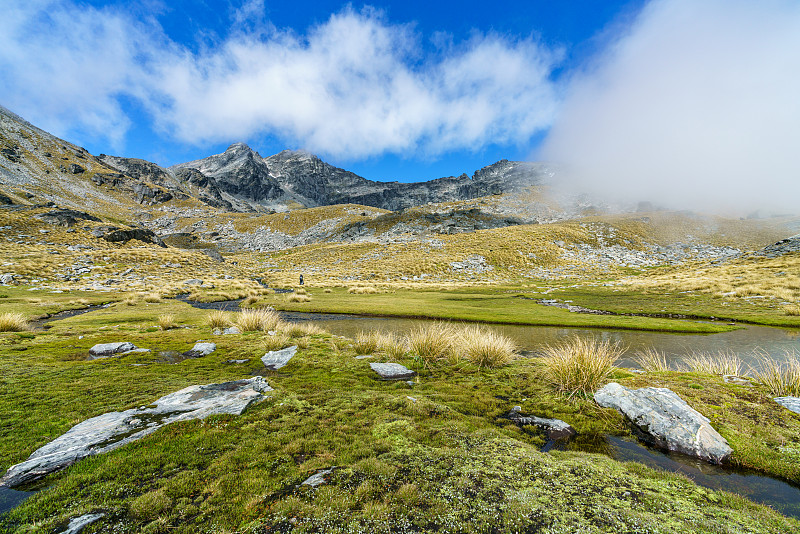 山峰和一条河在云中，非凡的滑雪区，新西兰27