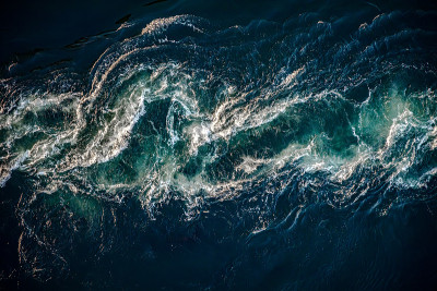 江水和大海的波浪在涨潮和退潮时相遇