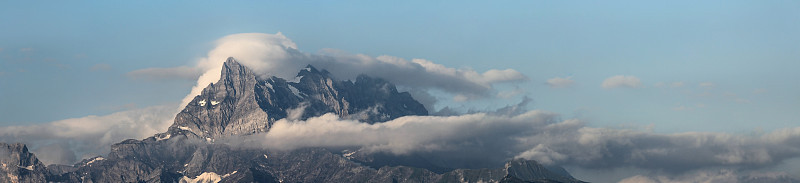 山与云