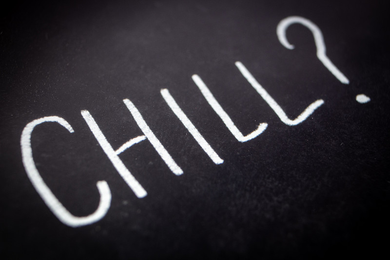 用白色粉笔在黑板上书写“Chill?