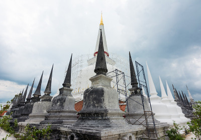 重建泰国那空寺玛哈塔寺的古塔。