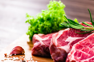 切板上的新鲜生猪肉