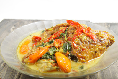 芒果是一种以鱼为主要食材的印尼食物，用一些香料、辣椒和牛奶椰子烹饪