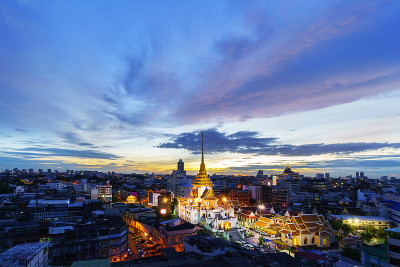 美丽的Wat Traimit或金佛寺的城市景观，最大的固体金佛雕像安装在唐人街附近，泰国曼谷