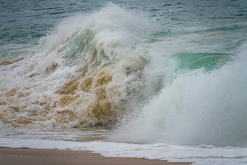 浪落沙上