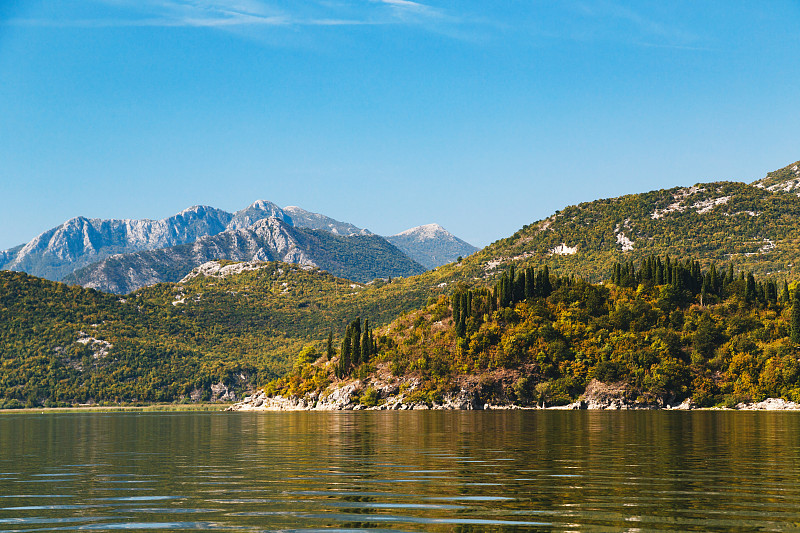 位于黑山的斯卡达尔湖和第纳里奇阿尔卑斯山的美丽风景，国家公园是著名的旅游景点，也是南欧最大的湖