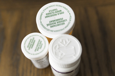 处方药瓶上的儿童证明盖