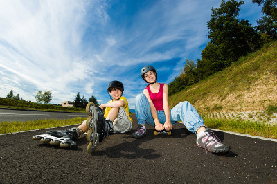 女孩和男孩在户外训练