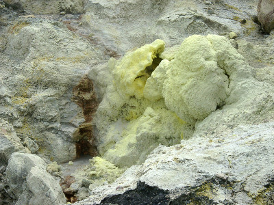 喷出黄色硫磺的火山喷口