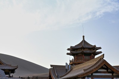 上仰檐——中国宝塔和周围的亭子俯瞰月牙湖。敦煌-甘肃——中国- 0663