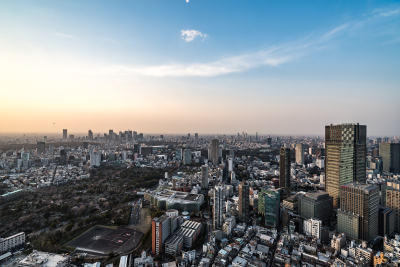 亚洲房地产和企业建设的商业理念-全景现代城市天际线鸟瞰图东京塔和生动的蓝天六本木山，日本东京