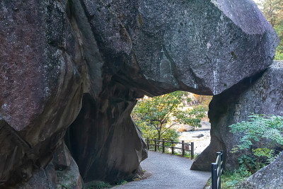 石门，三竹Shosenkyo峡谷的天然花岗岩拱形石门