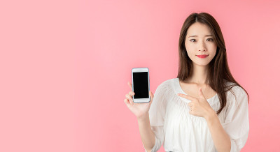 年轻女子展示智能手机。