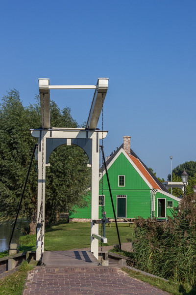 在Zaanse Schans的小白桥和小木屋