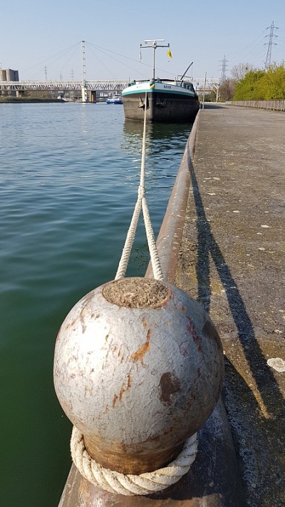 一艘驳船系泊