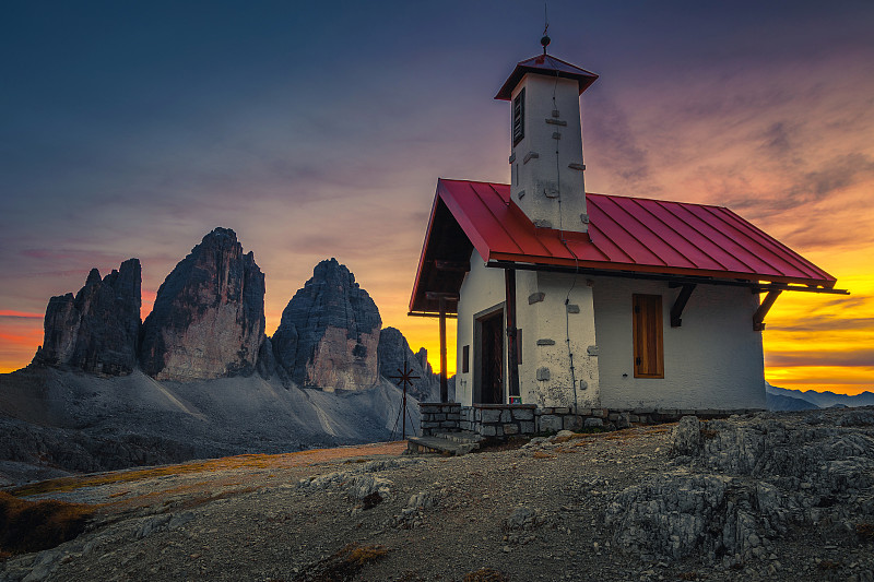 令人叹为观止的特雷齐姆迪拉瓦雷多山日落，Dolomites，意大利