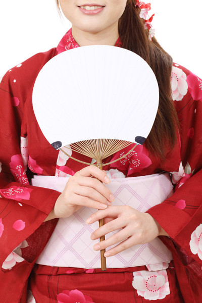 年轻的亚洲女人拿着扇子