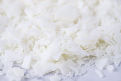 全框架的白色大豆蜡片制作蜡烛