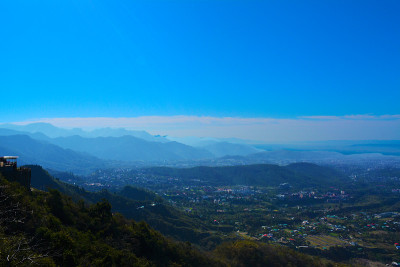 雪峰喜马拉雅山脉山景在拉尔提巴-穆索里，德拉顿，北阿坎德邦