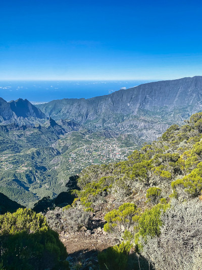 在留尼旺岛的山脉中徒步旅行