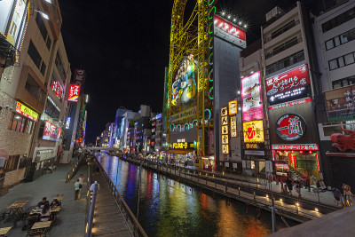 日本大阪——2019年9月3日:道顿堀夜购物区。日本大阪。