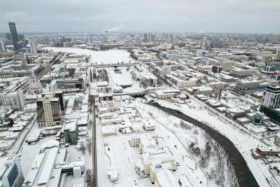 叶卡捷琳堡冬季阴天的空中全景图。叶卡捷琳堡是俄罗斯第四大城市，位于欧亚大陆，与欧洲和亚洲接壤。