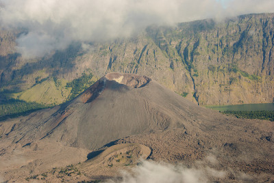 林贾尼火山口