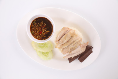 泰国美食美食清蒸鸡饭，考门凯在木背景