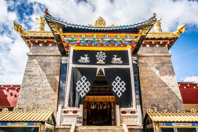 主要建筑正面的百济或百鸡藏传佛教寺庙在中国云南香格里拉