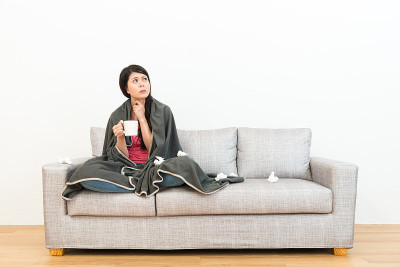 漂亮女士感冒了喉咙很痛