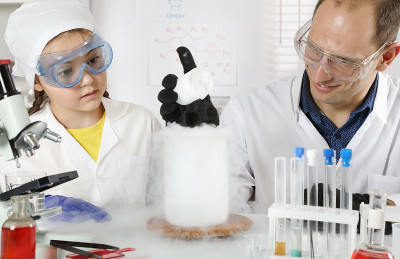 一位年轻的科学家为一名女学生讲授化学课