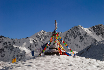 在雪山上祈祷旗帜