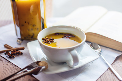 茶杯和玻璃茶壶与香料水果茶与橘子