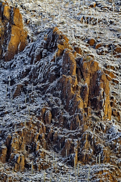 盖茨隘口的山脊上积着一道道雪