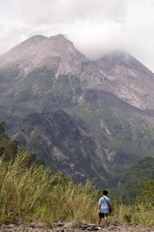 男孩和默拉皮火山