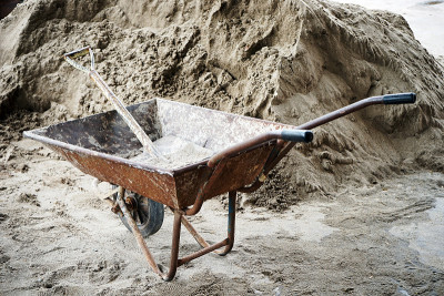独轮车到建筑工地的工作区域