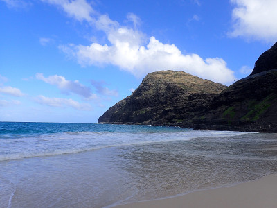 海浪拍打着马卡普海滩
