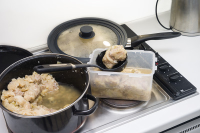塑料容器中的食物部分