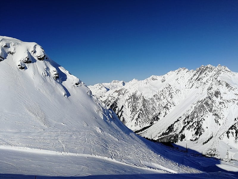 雪山峰