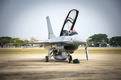 一架军用战斗机停在空军基地。