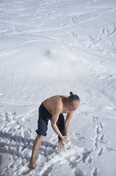 一个成年人在雪地里做冷冻疗法