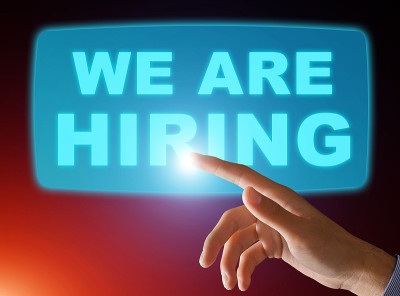 拼贴与商人推动WE ARE HIRING按钮在透明屏幕上，梯度背景