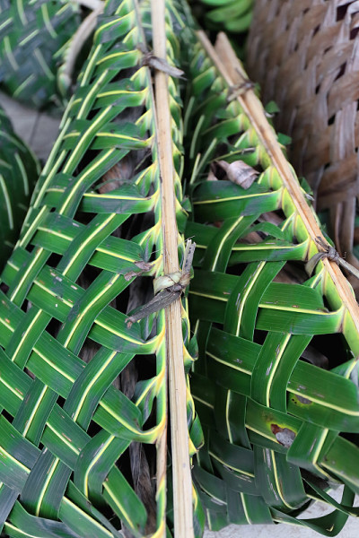 椰叶菜篮子和菜市场。Luganville-Espiritu圣island-Vanuatu。6843