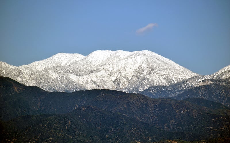 圣加布里埃尔山谷上的雪峰