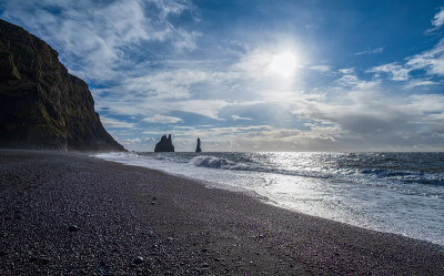 著名的黑沙滩海洋海滩，瑞尼斯峡湾山和风景如画的玄武岩柱，冰岛南部的维克。人认不出来。