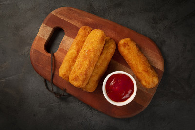 炸Risol或Risol。以奶酪和火腿填充的Risoles。